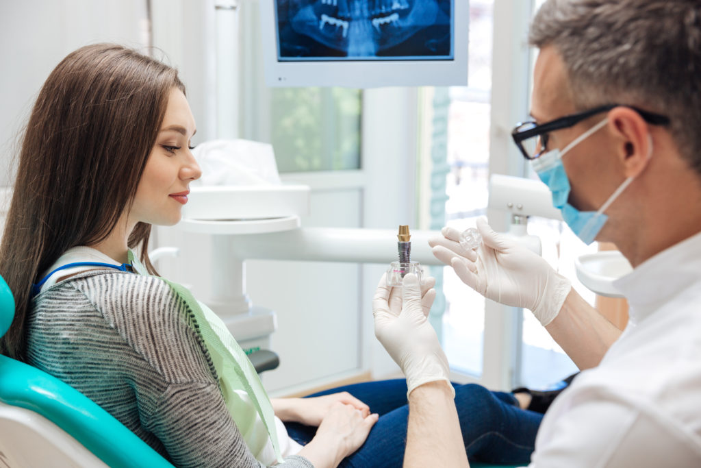 Où se faire poser un implant dentaire à Bourg en Bresse proche de Lyon